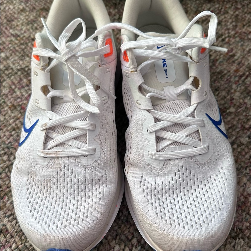 Nike Women’s Quest 6 size 9.5 White and Blue Athletic Shoes